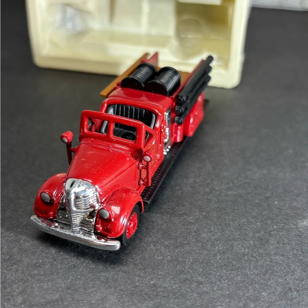 Readers Digest / GM 1939 Ward LaFrance Fire Truck 1999 New In Box‎